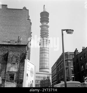 Wurmperspektive des neuen Fernseh- und Hörfunkturms im Stadtteil Bloomsbury in Central London, nahe der London University. Nach Fertigstellung wird es 619 m hoch sein und ein Drehrestaurant an der Spitze haben . 14. September 1963 Stockfoto