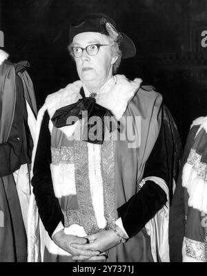 Baroness Wootton of Abinger , eine der neuen Lebenskollegen , die in ihren Gewändern im House of Lords abgebildet ist , wo sie bei einer Sondersitzung den Eid ablegte . Lady Wootton ( ehemals Frau Barbara Wootton ) ist eine der ersten 14 Peers und Peeresses , die gegründet wurden . Sie ist 60 Jahre alt und war früher Professorin für Sozialwissenschaften an der University of London. 21. Oktober 1958 Stockfoto