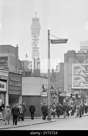 Morgen wird das höchste Gebäude Londons offiziell eröffnet : der 620 m hohe Post Office Tower mit seinem sensationellen Panorama of London Drehrestaurant . Aber das Restaurant wird erst dann für Geschäftsreisen bereit sein, wenn die Frühjahrs- und Eröffnungsnacht , deren Datum noch nicht festgelegt wurde , ausgebucht ist . Hunderte von frühen Anträgen für Tische in der Essensanlage für 120 Sitzer sind eingegangen . Die Vorherrschaft des 500 000 Pfund Pfund teuren Post Office Tower über die Londoner Skyline dürfte wohl kaum konkurrieren. Höhere Gebäude sind verboten, da sie Funkwellen aus der Turmhalle stören könnten Stockfoto