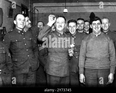 Eine Gruppe von Soldaten, die sich während des Dienstes mit einem Dartspiel entspannen. 1940er Jahre Stockfoto