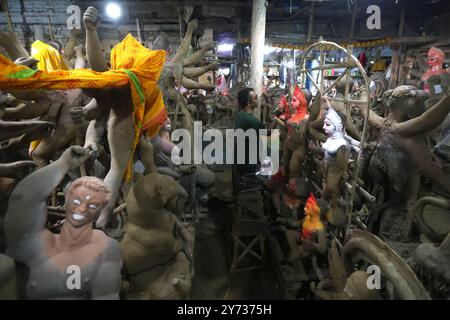 Prayagraj, Indien. Am 27. September 2024 arbeitet ein Handwerker an einem Idol der Göttin Durga, das am Freitag vor dem Festival „Durga Puja“ in Prayagraj vorbereitet wurde. Credit: Anil Shakya/Alamy Live News Stockfoto