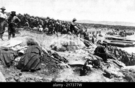 Das New Gallipoli Battlefield : nach der Landung in der Suvla Bay . Ein Teil der großen Truppe landete letzten Monat in Suvla Bay, vier Meilen nördlich von Gaba Tepe, mit Truppen, die am Ufer versammelt waren, Suvla Bay, Türkei im August 1915. 11. September 1915 Stockfoto