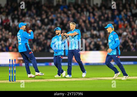 England Cricket Team: Feiern Sie das Bowling von Travis HEAD of Australia während des dritten Metro Bank One Day International England gegen Australien im Lords, London, Großbritannien, 27. September 2024 (Foto: Mark Dunn/News Images) Stockfoto