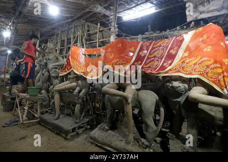 Prayagraj, Indien. Am 27. September 2024 arbeitet ein Handwerker an einem Idol der Göttin Durga, das am Freitag vor dem Festival „Durga Puja“ in Prayagraj vorbereitet wurde. Credit: Anil Shakya/Alamy Live News Stockfoto