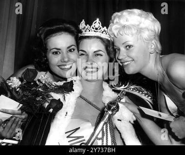 Die Siegerin des Miss World 1958-Wettbewerbs , Penelope Anne Coelen (Mitte) , 18-jährige Miss Südafrika , wird von Claudine Oger (links) , 17-jähriger Miss France , die zweite war , und Vinnie Ingemann , 18-jährige Miss Denmark , die nach dem Urteil im Lyceum , The Strand , London , England den dritten Platz belegte , gratuliert . 22 Länder waren am Wettbewerb vertreten . Der erste Preis beträgt £500 und ein Sportwagen. 13. Oktober 1958 Stockfoto