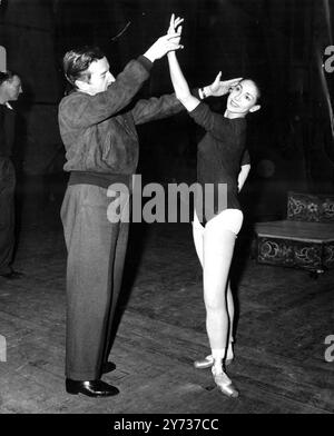 Dame Margot probt für die neue Saison des Royal Ballet. Der Choreograf Frederick Ashton prüft eine Position, als Prima Ballerina Dame Margot Fonteyn sein Ballett „Sylvia“ heute (Montag) im Royal Opera House, Covent Garden, London, einstudiert. Die Saison 1958 des Royal Ballet wird am Mittwoch (19. Februar) im Covent Garden mit Sylvia eröffnet, nachdem die Companies eine sehr erfolgreiche Tour durch die USA und Kanada gemacht haben. 17. Februar 1958 Stockfoto