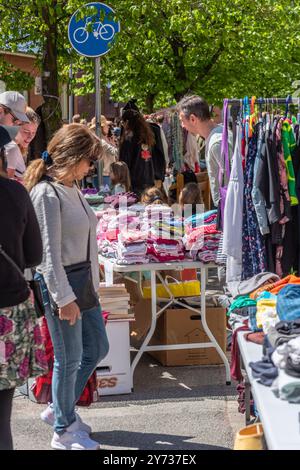 Göteborg, Schweden - 29. Mai 2022: Tisch gefüllt mit alten und neueren Dingen während des Megaloppis Straßenflohmarktes. Stockfoto