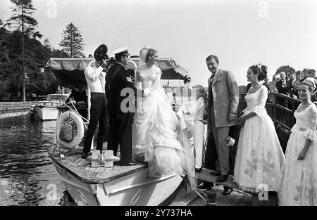 Nach ihrer Hochzeit in der St. Nicholas ' Church , Remenham , in der Nähe von Henley , werden Hilary Frayne und W Galen Weston auf einem alten Flussboot auf der Themse abgebildet . Die Party fand nach einem Empfang im Garfield Weston House in Henley statt. Zu diesem Anlass trugen die Braut und der Bräutigam Kleidung im Zusammenhang mit dem Klondike und dem Goldrush des letzten Jahrhunderts Hilary ist ein irisches Model-Mädchen aus Dublin und Weston ist der Sohn von Garfield Weston , dem kanadischen Supermarkt-Millionär . 23. Juli 1966 Stockfoto