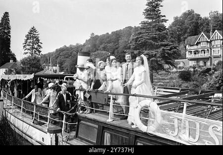 Nach ihrer Hochzeit in der St. Nicholas ' Church , Remenham , in der Nähe von Henley , werden Hilary Frayne und W Galen Weston auf einem alten Flussboot auf der Themse abgebildet . Die Party fand nach einem Empfang im Garfield Weston House in Henley statt. Zu diesem Anlass trugen die Braut und der Bräutigam Kleidung im Zusammenhang mit dem Klondike und dem Goldrush des letzten Jahrhunderts Hilary ist ein irisches Model-Mädchen aus Dublin und Weston ist der Sohn von Garfield Weston , dem kanadischen Supermarkt-Millionär . 23. Juli 1966 Stockfoto