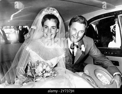 Nach ihrer Hochzeit in der St. Nicholas Church in der Nähe von Remenham, Henley sind Hilary Frayne und W Galen Weston . Hilary ist ein irisches Model-Mädchen aus Dublin und Weston ist der Sohn von Garfield Weston , dem kanadischen Supermarkt-Millionär . 23. Juli 1966 Stockfoto