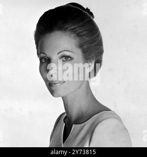 Lady James wird Aga Khans Ehefrau. London : Lady James Crichton - Stuart , Tochter von Colonel und Mrs Croker Poole aus Kensington , London , wird Ende dieses Monats Begum Aga Khan werden , wenn sie den Aga Khan heiratet . Lady James , die auf diesem offiziellen Bild zu sehen ist , traf im Dezember letzten Jahres in der Schweiz den Aga Khan , Sohn des verstorbenen Prinzen Aly Khan . Der 32-jährige Aga ist der 45. Immam der schiitischen Ismailis und spiritueller Führer von schätzungsweise zwanzig Millionen Ismailis , die in 32 verschiedenen Ländern der Welt leben . Lady James wurde 1940 in Neu-Delhi geboren Stockfoto