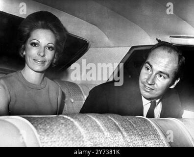 Ich habe gerade .... Jahre geheiratet Paris : das ehemalige Londoner Modell Lady James Crichton - Stuart und der Aga Khan , spirituelle Anführer von 20 Millionen Ismaili-Muslimen , werden nach ihrer einfachen halbstündigen standesamtlichen Trauung aus dem Pariser Rathaus des Vierten Bezirks vertrieben . Die Hochzeit wurde vom Bürgermeister des 4. Bezirks , M. Theolierre , durchgeführt . Ihre religiöse Hochzeit findet im Pariser Herrenhaus der Aga statt . Die 29-jährige Braut , die moslem geworden ist , ist die ehemalige Ehefrau des Marquis von Bute . 22. Oktober 1969 Stockfoto