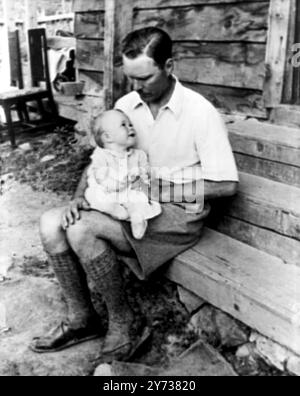 AGA Khans Braut - zu - sein als Baby . Indien : Sarah ( Sally ) Croker Poole , die später Lady James Crichto - Stuart wurde , wird Ende 1940 in Indien auf dem Knie ihres Vaters abgebildet . Lady James' Vater Lieut - Colonel Arthur Croker Poole diente bei der britischen Armee in Indien . Am 7 . Oktober wurde bekannt gegeben , dass Lady James sich mit seiner Hoheit dem Aga Khan verlobt hat , einem der reichsten Junggesellen der Welt . 10. Oktober 1969 Stockfoto