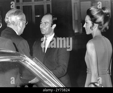 Der Hochzeitstag der AGA Khans . Paris : beim Verlassen des Pariser Rathauses im 4. Bezirk gestern wenden sich die Aga Khan und seine Braut Lady James Crichton - Stuart um sich bei M zu bedanken . Theolierre , Bürgermeister des Bezirks , der seine standesamtliche Trauung durchgeführt hat . Der Aga Khan , spiritueller Führer von 20 Millionen Ismails , und das ehemalige Londoner Modell , werden ihre religiöse Zeremonie im Pariser Herrenhaus der Aga Khans durchlaufen . Die 29-jährige Braut , ehemalige Ehefrau des Marquis von Bute , ist moslem geworden . 22. oktober 1969 Stockfoto
