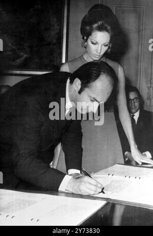 Unterschreiben Sie das Hochzeitsbuch. Paris : Prinz karim Aga Khan , spiritueller Führer von 20 Millionen Ismaili-Muslimen , unterzeichnete das Hochzeitsbuch im 4. Bezirk von Paris im Rathaus während seiner standesamtlichen Hochzeit mit Lady James Crichton - Stuart . Die Hochzeit wurde vom Bürgermeister des 4. Bezirks, M. durchgeführt . Theolierre . Ihre religiöse Hochzeit findet im Pariser Herrenhaus der Aga statt . Die 29-jährige Braut , die moslem geworden ist , ist die ehemalige Ehefrau des Marquis von Bute . 22. oktober 1969 Stockfoto