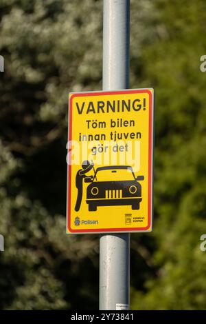 Kung?lv, Schweden - 15. Juli 2022: Schild, das daran erinnert, das Auto zu leeren, bevor der Dieb es tut. Stockfoto