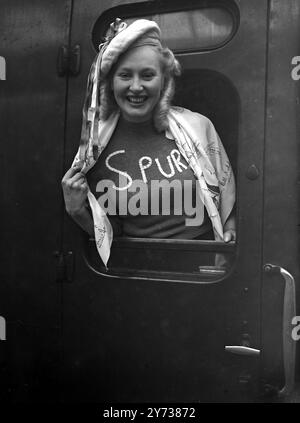Alle an Bord des Sportsman's Special. - - Zum ersten Mal seit dem Verbot von Ausflugszügen stiegen Fußballfans heute in London in eigene Sonderzüge ein . Mehr als 200 Sitzplätze wurden im Zug verkauft , der die Fans nach Southampton für den Pokal " Saints gegen Spurs " brachte . Sie fahren beide Richtungen für den Einzelpreis . - - Fotoshows : Miss Peggy Reeves aus Bethnal Green trägt ihr Fußballherz auf dem Ärmel , als sie heute vom " Football Special " in Waterloo lächelt . - 28. Februar 1948 Stockfoto