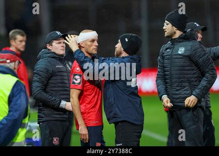 Unterhaching, Deutschland. September 2024. Manuel Stiefler (SpVgg Unterhaching, 08) bekommt Kopf verbunden, SpVgg Unterhaching vs. SV Sandhausen, Fussball, 3. Liga, 8. Spieltag, Saison 24/25, 27.09.2024, DFL-VORSCHRIFTEN VERBIETEN DIE VERWENDUNG VON FOTOS ALS BILDSEQUENZEN, Foto: Eibner-Pressefoto/Jenni Maul Credit: dpa/Alamy Live News Stockfoto