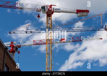 Göteborg, Schweden - 4. september 2022: Mehrere hohe Baukräne vor blauem Himmel. Stockfoto