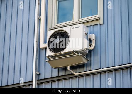 Göteborg, Schweden - 25. september 2022: Bosch Wärmepumpe an der Wand eines blauen Hauses installiert. Stockfoto