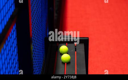 Paddeltennis und Tennisbälle auf dem Platz. Horizontales Sportplakat, Grußkarten, Kopfzeilen, Website Stockfoto