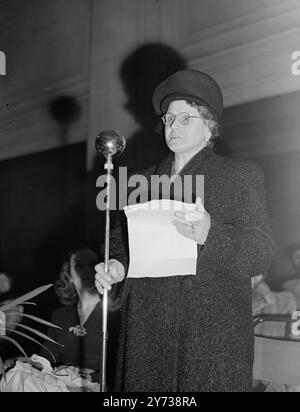 FRAU . MOPP's ERSTE REDE Whitehall Cleaner , Frau . A.E. COSTA hielt heute Abend die erste öffentliche Rede ihres Lebens, als sie beim Internationalen Frauentag im Friend's House , Euston Road , London zum Thema '' Bezahlung und Bedingungen in Regierungsbeamten '' Mrs sprach . Costa , Sprecherin für rund 250 Reinigungspersonal der Admiralität , schrubbt seit dem Tod ihres Ehemanns im Jahr 1942 die Büroetagen der Regierung . Sie beginnt oft um 6 Uhr morgens mit der Arbeit und macht manchmal noch Hausarbeit zu Hause bis Mitternacht. Ihr Einkommen beträgt 1s.8d die Stunde. DAS BILD ZEIGT :- Mrs . COSTA'S GROSSE BEWEGUNG, wie sie hinzufügt Stockfoto