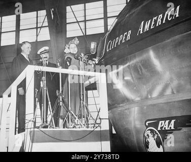 DIE TAUFE MARGARET TRUMAN , Tochter des US-Präsidenten , bereitet sich darauf vor , die traditionelle Flasche Champagner über die Nase des Clippers " AMERIKA " zu brechen , um den neuen Pan American Airways Himmelsriesen am Washington National Airport zu taufen . Miss Truman sieht Juan Trippe ( links ) , Pan American President , und Captain Scott Flower , Pan American Airways Pilot , der bei der Entwicklung des Stratocruiser mitgewirkt hat und zahlreiche Flugtests des Flugzeugs durchgeführt hat , das das größte kommerzielle Landflugzeug der Welt ist . In diesem Sommer wird es nonstop fliegen Stockfoto