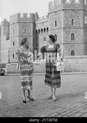 DIE MODEN IM ROYAL BOROUGH Windsor Castle bildeten den Hintergrund für die neuesten Frühlingsmoden , als Schaufensterpuppen zwischen den Ausstellungen der Caleys Modeschau im Schatten der Burgmauern im Sonnenschein schlenderten . PICTUTRE ZEIGT ;- Ein bedruckter Seidenfrock ( links ) , der Akkordeon-Faltenrock und ein kleines abnehmbares cape unterstreichen den brillant bedruckten Krepp, der für dieses Modell verwendet wurde; . Auf der rechten Seite betont ein marineblaues Taffeta-Kleid mit grauen Satinstreifen den rechteckigen Ausschnitt und den undurchsichtigen Faltenrock . 10. März 1949 Stockfoto