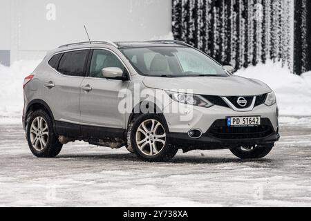 Gjerstad, Norwegen - 07. Januar 2023: Silber 2014 Nissan Qashqai auf einem Parkplatz im Winter Stockfoto