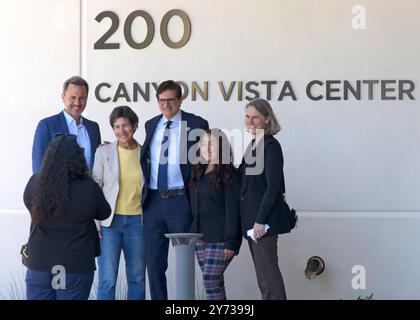 Redwood City, KALIFORNIEN - 14. Mai 2024: Seantors Susan Talamantes Eggman und Josh Becker posieren für Fotos mit Teilnehmern bei einer Pressekonferenz. Stockfoto