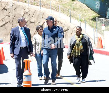 Redwood City, KALIFORNIEN - 14. Mai 2024: Gouverneur Gavin Newsom geht zu einer Pressekonferenz, die die Bemühungen der staaten zur Transformation des mentalen Gesundheitssystems aktualisiert. Stockfoto