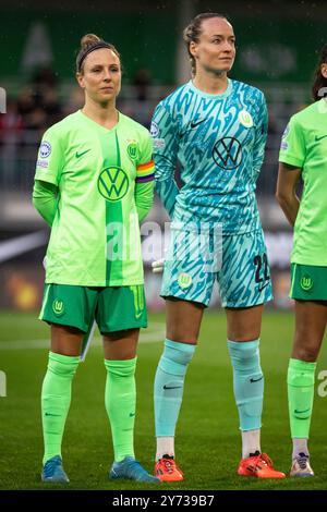 Wolfsburg, Deutschland. September 2024. Svenja Huth (10) und Torhüterin Lisa Schmitz (22) aus Wolfsburg im AOK-Stadion in Wolfsburg zu sehen. Stockfoto