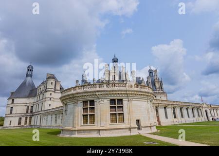 Chambord, Frankreich - 18. August 2024: Blick auf die königliche Burg von Chambord, Frankreich. Diese Burg befindet sich im Loire-Tal, erbaut im 16. Jahrhundert Stockfoto