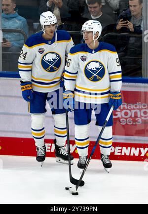 Dylan Cozens (Buffalo Sabres, #24) und Nicolas Aube-Kubel (Buffalo Sabres, #96) beim Aufwaermen GER, EHC Red Bull Muenchen gegen Buffalo Sabres, Eishockey, Testspiel, Preseason, Grand Opening SAP Garden, 27.09.2024. Foto: Eibner-Pressefoto/Heike Feiner Stockfoto