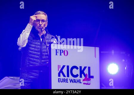 Wien, Österreich. September 2024. ÖSTERREICH; WIEN; 20240927; Bundesparteivorsitzender der Freiheitlichen Partei Österreichs (FPOe) Herbert Kickl bei der Wahlkundgebung zur Nationalratswahl in Wien am 27. September 2024. /// ÖSTERREICH; WIEN; 20240927; Bundesparteiobmann der Freiheitlichen ParteiÖsterreich (FPÖ) Herbert Kickl während der Wahlabschluss Kundgebung für die Nationalratswahl in Wien am 27. September 2024. - 20240927 PD8954 Credit: APA-PictureDesk/Alamy Live News Stockfoto