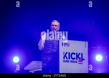 Wien, Österreich. September 2024. ÖSTERREICH; WIEN; 20240927; Bundesparteivorsitzender der Freiheitlichen Partei Österreichs (FPOe) Herbert Kickl bei der Wahlkundgebung zur Nationalratswahl in Wien am 27. September 2024. /// ÖSTERREICH; WIEN; 20240927; Bundesparteiobmann der Freiheitlichen ParteiÖsterreich (FPÖ) Herbert Kickl während der Wahlabschluss Kundgebung für die Nationalratswahl in Wien am 27. September 2024. - 20240927 PD8945 Credit: APA-PictureDesk/Alamy Live News Stockfoto