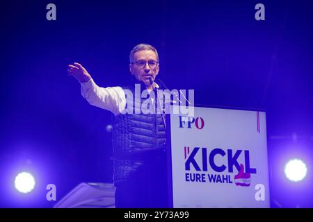 Wien, Österreich. September 2024. ÖSTERREICH; WIEN; 20240927; Bundesparteivorsitzender der Freiheitlichen Partei Österreichs (FPOe) Herbert Kickl bei der Wahlkundgebung zur Nationalratswahl in Wien am 27. September 2024. /// ÖSTERREICH; WIEN; 20240927; Bundesparteiobmann der Freiheitlichen ParteiÖsterreich (FPÖ) Herbert Kickl während der Wahlabschluss Kundgebung für die Nationalratswahl in Wien am 27. September 2024. - 20240927 PD8956 Credit: APA-PictureDesk/Alamy Live News Stockfoto