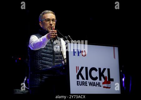 Wien, Österreich. September 2024. ÖSTERREICH; WIEN; 20240927; Bundesparteivorsitzender der Freiheitlichen Partei Österreichs (FPOe) Herbert Kickl bei der Wahlkundgebung zur Nationalratswahl in Wien am 27. September 2024. /// ÖSTERREICH; WIEN; 20240927; Bundesparteiobmann der Freiheitlichen ParteiÖsterreich (FPÖ) Herbert Kickl während der Wahlabschluss Kundgebung für die Nationalratswahl in Wien am 27. September 2024. - 20240927 PD8959 Credit: APA-PictureDesk/Alamy Live News Stockfoto