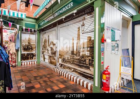 19 Verschlussbilder in der historischen Markthalle Sandbach, die historische Bilder von Sandbach zeigen (Bilder zeigen, wenn die dahinter liegenden Einheiten geschlossen und geschlossen sind) Stockfoto