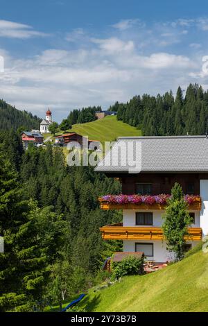 Antoniuskapelle in der Nähe von Bach und Dorf, Reutte, Tirol, Österreich Stockfoto