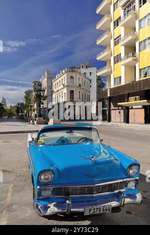 755 Blau mit weißem amerikanischem Oldtimer - Chevrolet 1956 - am nördlichen Ende der Promenade Paseo del Prado, neben dem Prado 20 Gebäude. Havanna-Kuba. Stockfoto