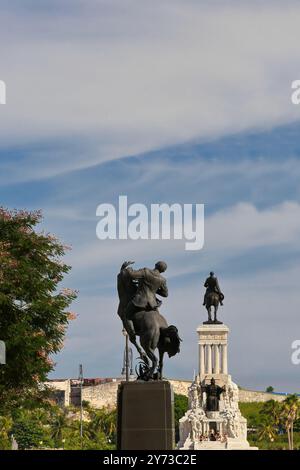 757 Reiterstatuen von Jose Marti und Maximo Gomez Baez in einer Reihe von der Promenade Paseo del Prado in Süd-Nord-Ansicht. Havanna-Kuba. Stockfoto