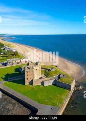 Luftaufnahme von der Drohne von Broughty Castle in Ferry on River Tay, Tayside, Schottland, Großbritannien Stockfoto