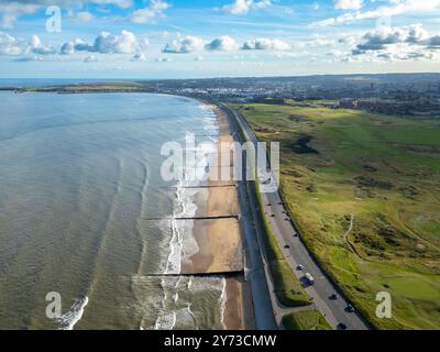 Luftaufnahme von der Drohne auf die Strandpromenade in Aberdeen, Aberdeenshire, Schottland, Großbritannien Stockfoto