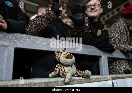 Eccles, Großbritannien. September 2024. Ein Leopardenmaskottchen während des Play-off Eliminator 1 der Betfred Super League Salford Red Devils gegen Leigh Leopards im Salford Community Stadium, Eccles, Vereinigtes Königreich, 27. September 2024 (Foto: Mark Cosgrove/News Images) in Eccles, Vereinigtes Königreich am 27. September 2024. (Foto: Mark Cosgrove/News Images/SIPA USA) Credit: SIPA USA/Alamy Live News Stockfoto