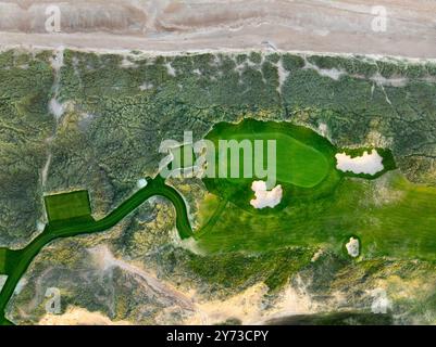 Aus der Vogelperspektive von einer Drohne mit Grün- und Sanddünen auf Trump International Golf Links bei Balmedie in Aberdeen, Aberdeenshire, Schottland, Großbritannien Stockfoto