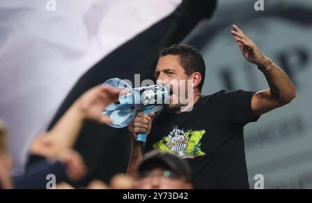 Charleroi, Belgien. September 2024. Charlerois Unterstützer wurde während eines Fußballspiels zwischen Sporting Charleroi und Club Brugge am Freitag, den 27. September 2024 in Charleroi, am 9. Tag der Saison 2024-2025 der ersten Liga der „Jupiler Pro League“ der belgischen Meisterschaft, dargestellt. BELGA PHOTO VIRGINIE LEFOUR Credit: Belga News Agency/Alamy Live News Stockfoto