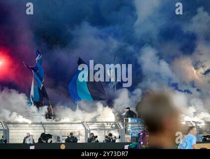 Dortmund, Deutschland. September 2024. Fußball: Bundesliga, Borussia Dortmund - VfL Bochum, Spieltag 5, Signal Iduna Park. Bochums Fans zündeten ein Feuerwerk an. Hinweis: Bernd Thissen/dpa - WICHTIGER HINWEIS: Gemäß den Vorschriften der DFL Deutschen Fußball-Liga und des DFB Deutschen Fußball-Bundes ist es verboten, im Stadion und/oder des Spiels aufgenommene Fotografien in Form von sequenziellen Bildern und/oder videoähnlichen Fotoserien zu verwenden oder zu verwenden./dpa/Alamy Live News Stockfoto