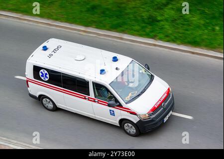 OSTRAVA, TSCHECHISCHE REPUBLIK - 10. APRIL 2024: Weißer Volkswagen Transporter T6 Ambulanzwagen in Ostrava, Tschechische Republik mit Bewegungsunschärfe-Effekt Stockfoto