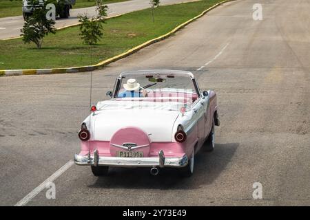 VARADERO, KUBA - 30. AUGUST 2023: Rückansicht des Ford Fairlane Cabriolets aus den 1950er Jahren, zweifarbiges rosa-weißes Oldtimer in Kuba Stockfoto